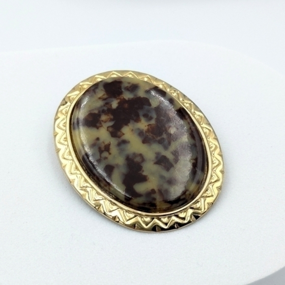 Vintage faux tortoise oval gold tone brooch pin